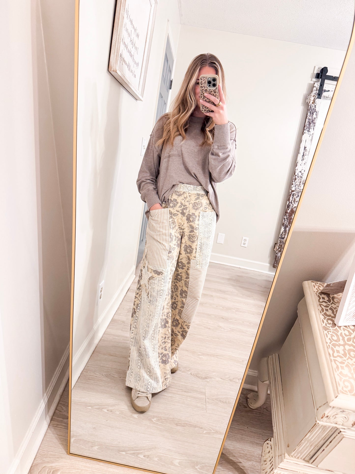 FLORAL STAR PATCH DETAIL WASHED PANTS