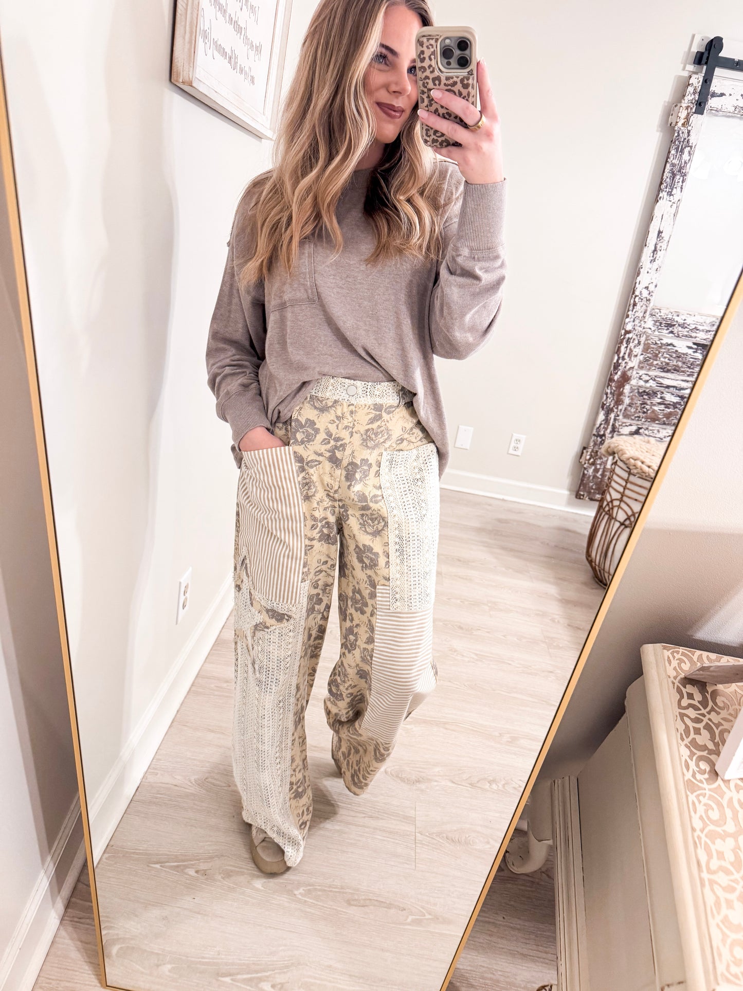 FLORAL STAR PATCH DETAIL WASHED PANTS