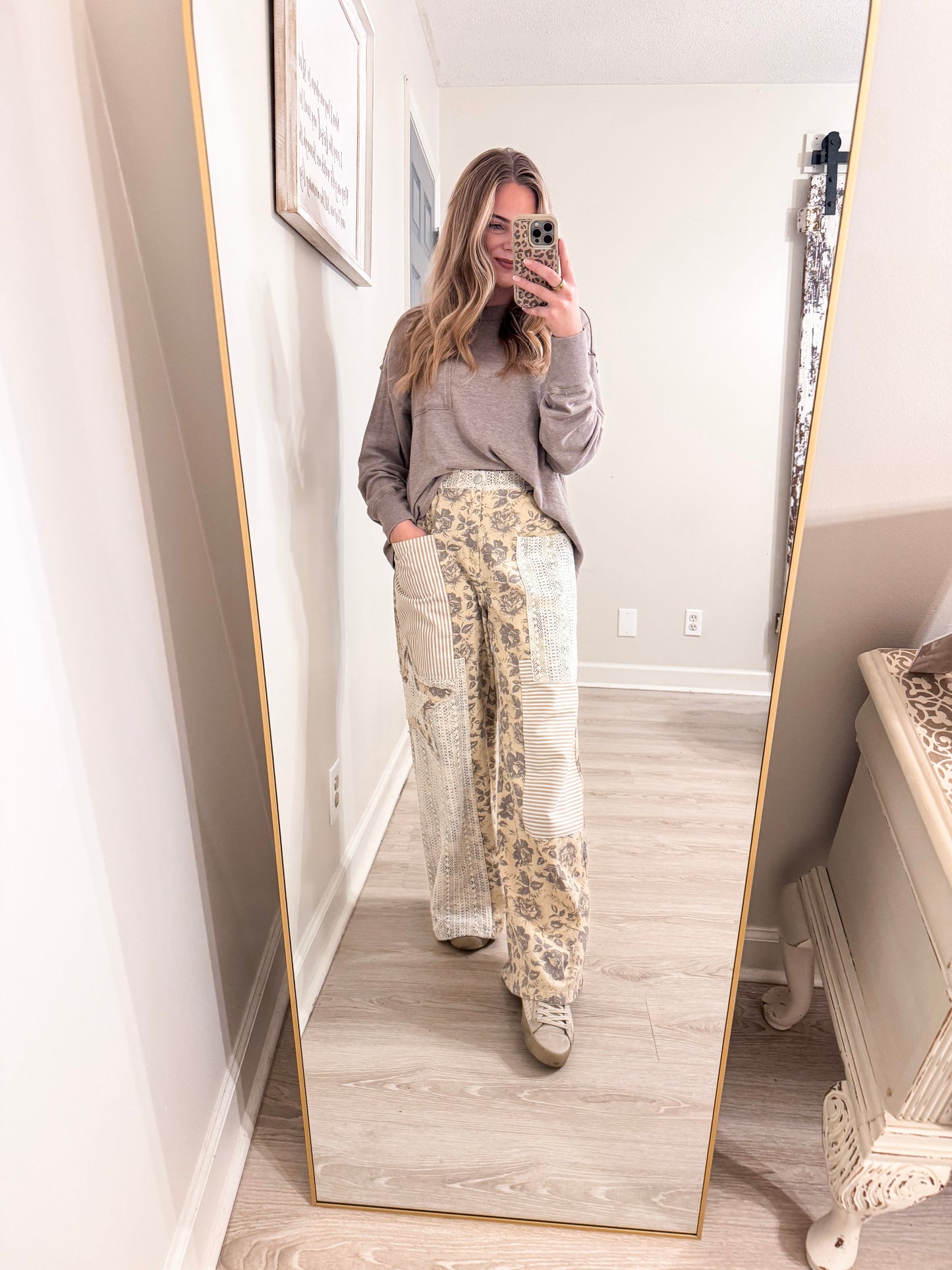 FLORAL STAR PATCH DETAIL WASHED PANTS