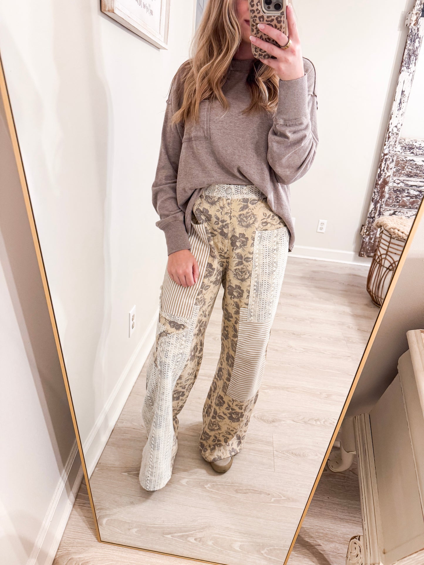 FLORAL STAR PATCH DETAIL WASHED PANTS