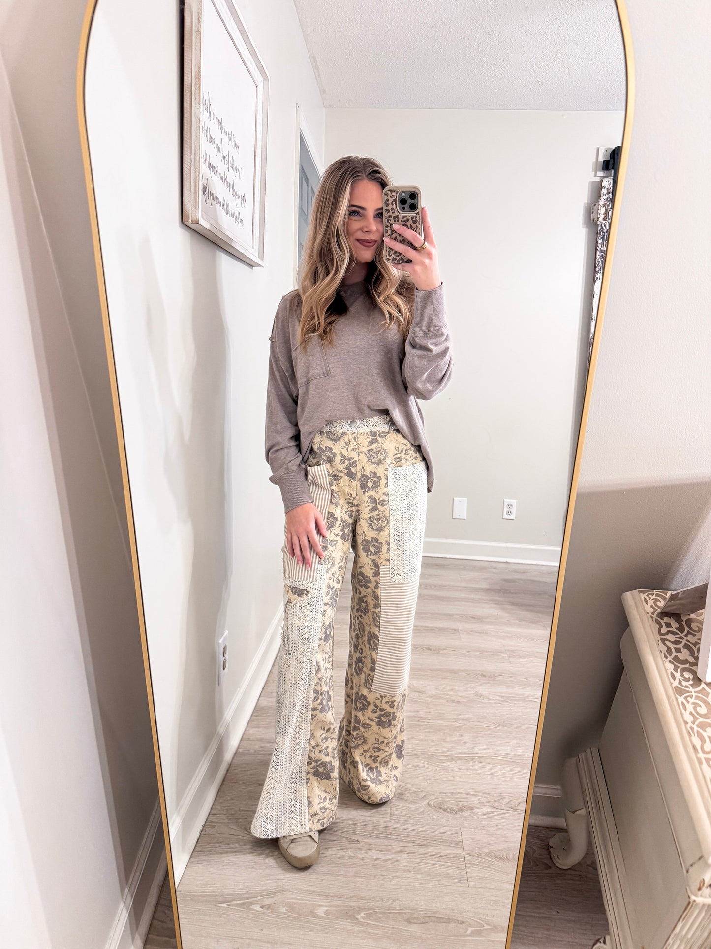 FLORAL STAR PATCH DETAIL WASHED PANTS